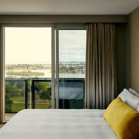 The Kinson Hotel Melbourne Buitenkant foto A room at the hotel