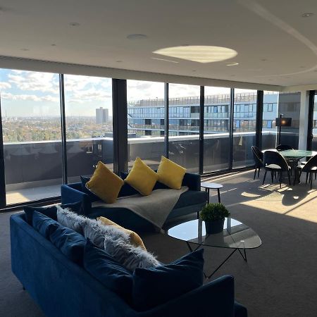 The Kinson Hotel Melbourne Buitenkant foto The living room of a three-bedroom apartment