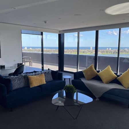 The Kinson Hotel Melbourne Buitenkant foto The living room of a three-bedroom apartment at The Beacon