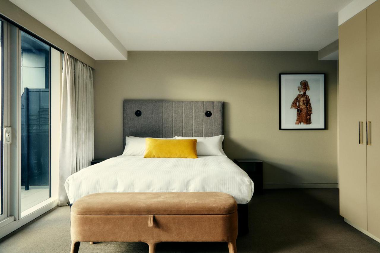 The Kinson Hotel Melbourne Buitenkant foto A bedroom at the hotel