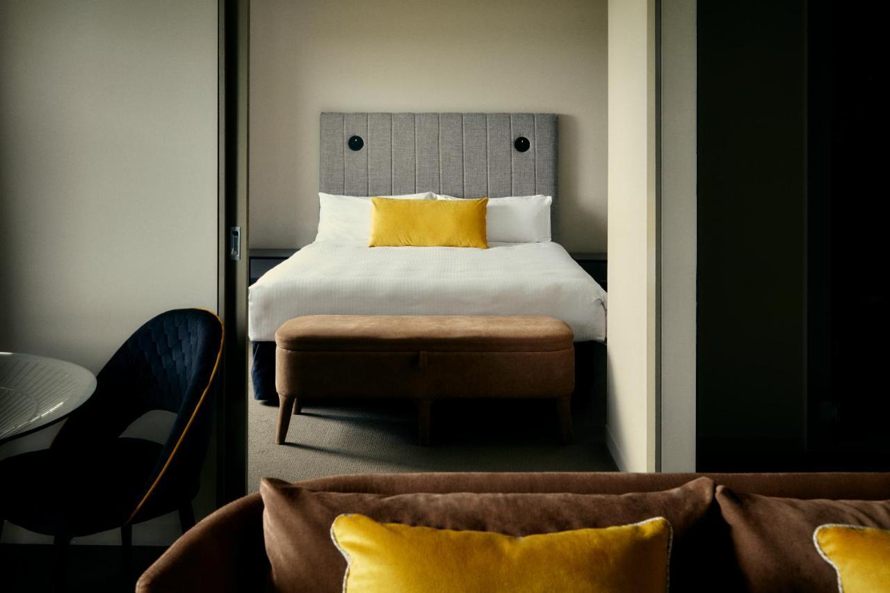 The Kinson Hotel Melbourne Buitenkant foto A bedroom at the hotel