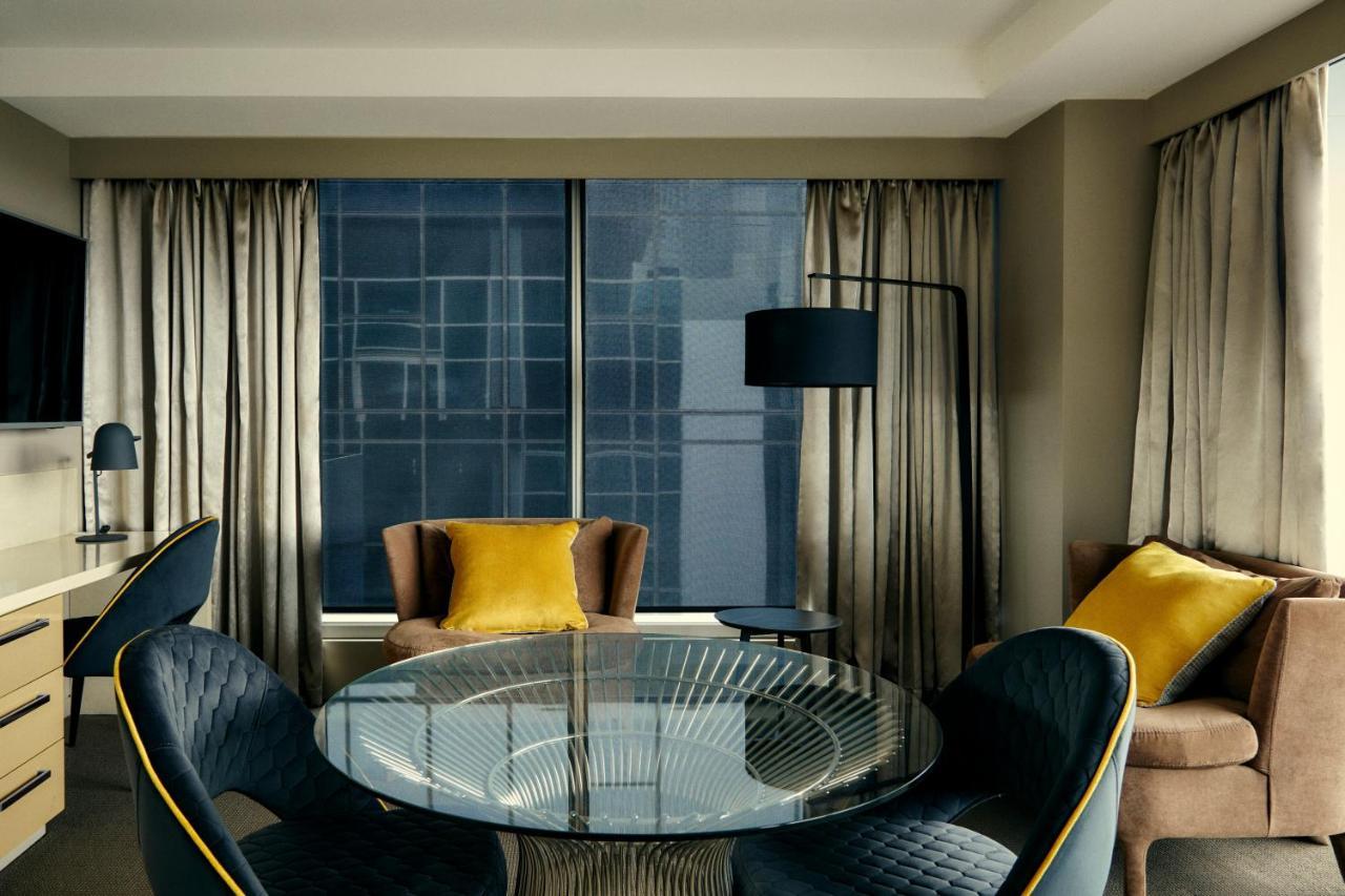 The Kinson Hotel Melbourne Buitenkant foto A suite at the hotel