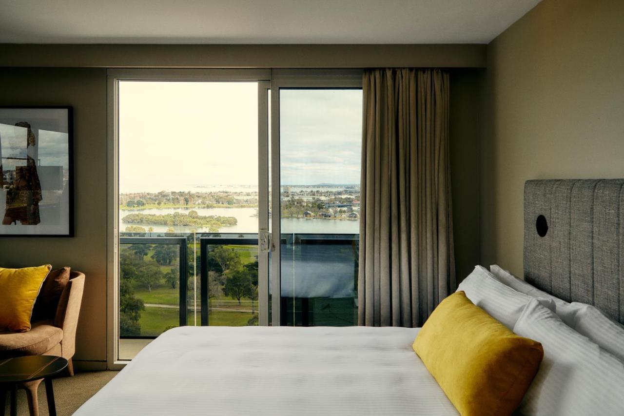 The Kinson Hotel Melbourne Buitenkant foto A room at the hotel