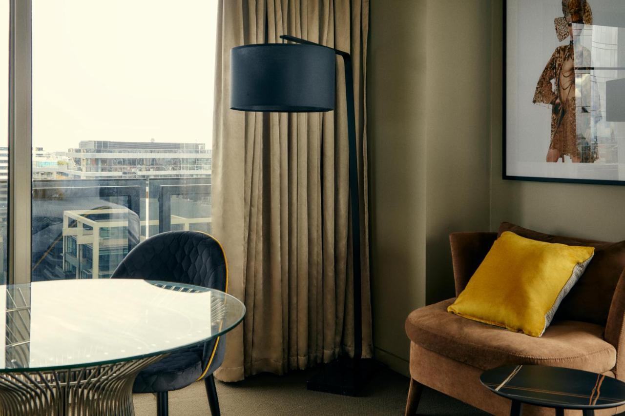 The Kinson Hotel Melbourne Buitenkant foto A floor lamp
