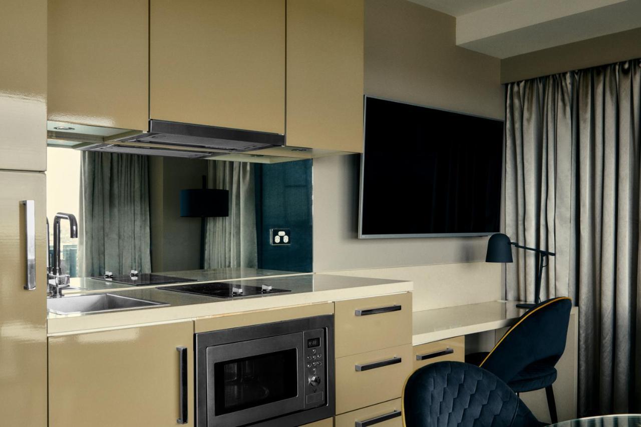 The Kinson Hotel Melbourne Buitenkant foto A kitchen in a serviced apartment