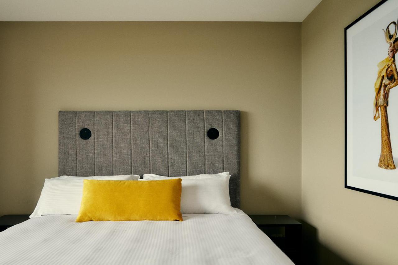 The Kinson Hotel Melbourne Buitenkant foto A bedroom at the hotel