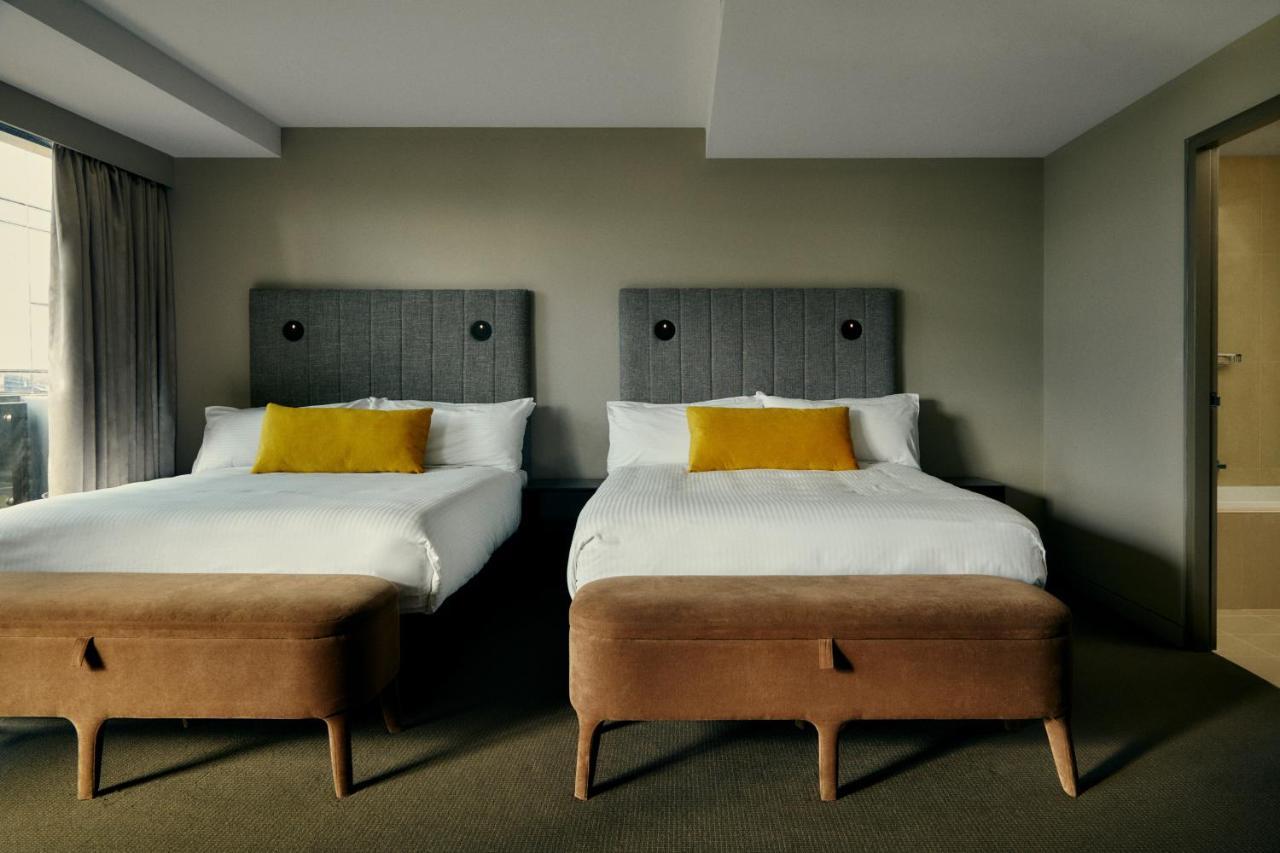 The Kinson Hotel Melbourne Buitenkant foto A room at the hotel