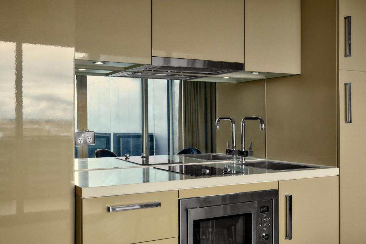 The Kinson Hotel Melbourne Buitenkant foto A kitchen with a built-in microwave oven