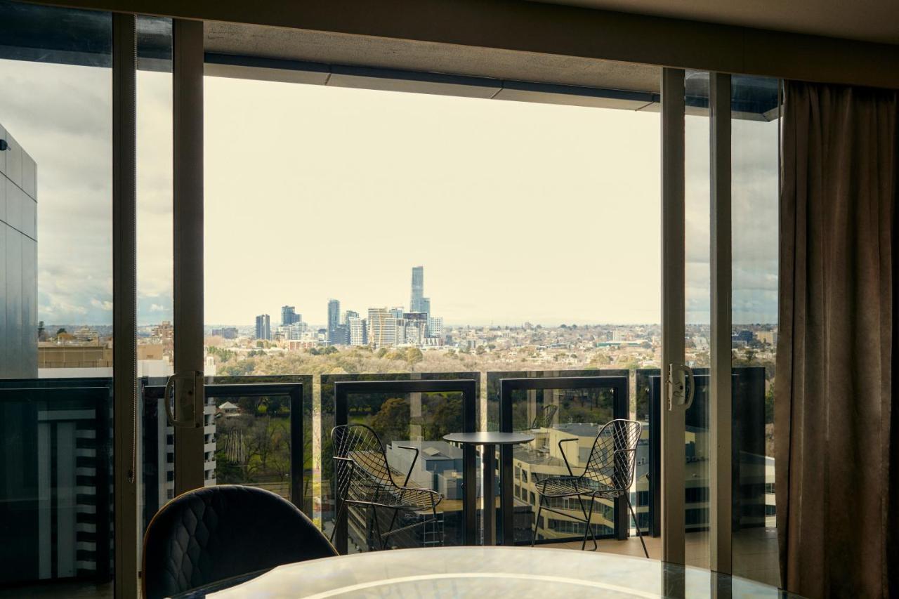 The Kinson Hotel Melbourne Buitenkant foto View from a typical apartment