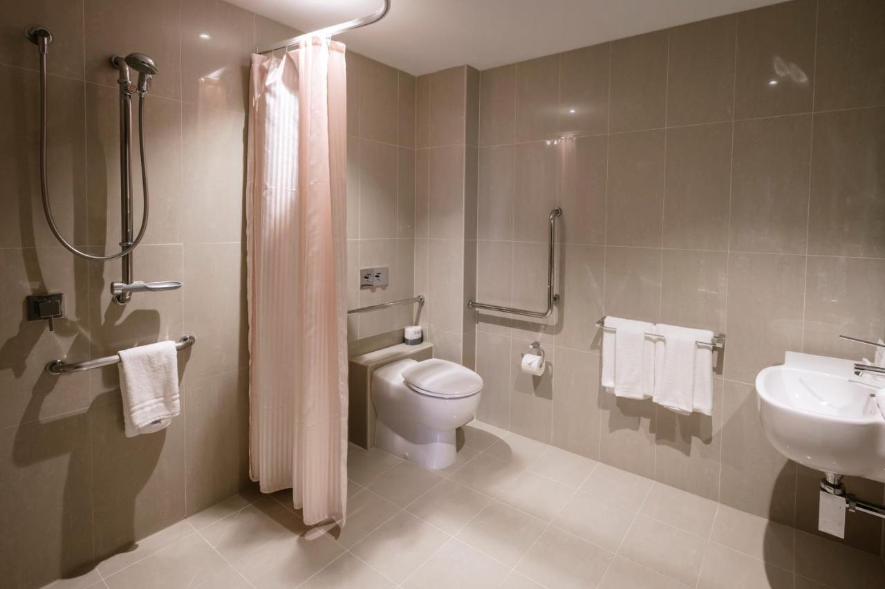 The Kinson Hotel Melbourne Buitenkant foto A wet room in a hotel