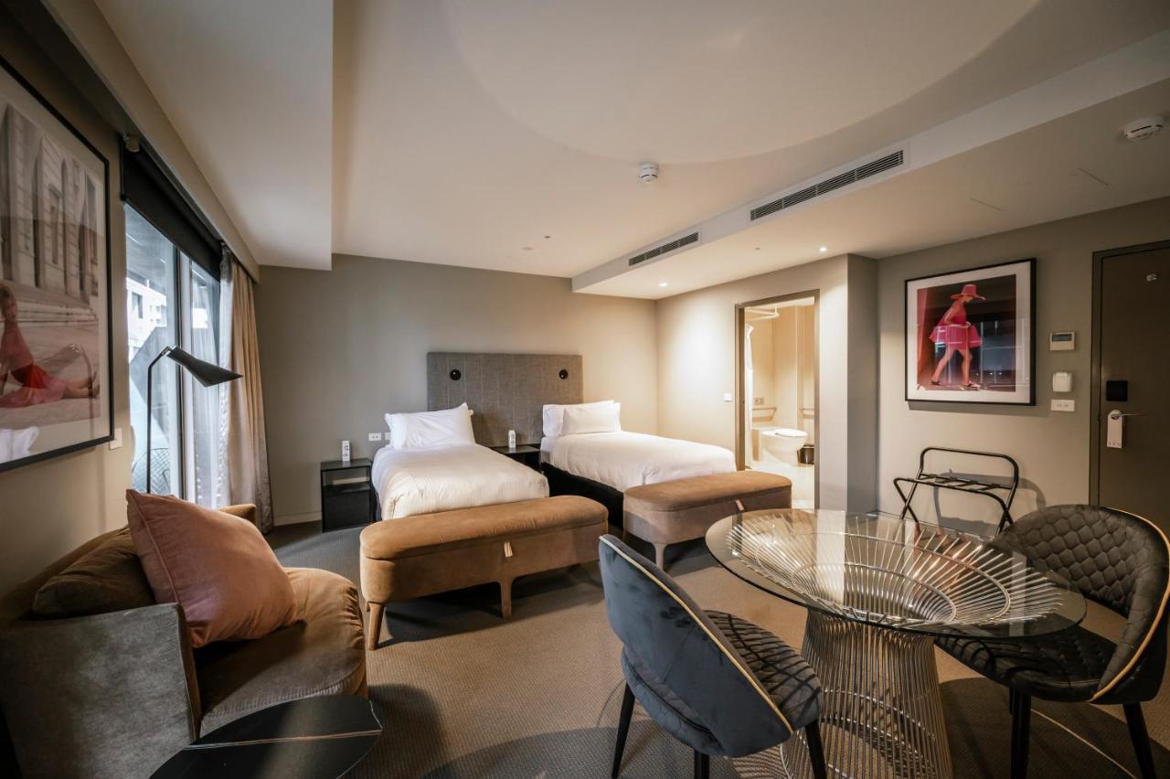 The Kinson Hotel Melbourne Buitenkant foto A suite at the hotel