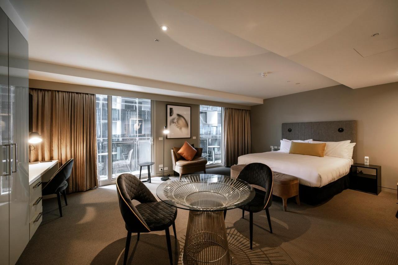 The Kinson Hotel Melbourne Buitenkant foto A suite at the Hotel