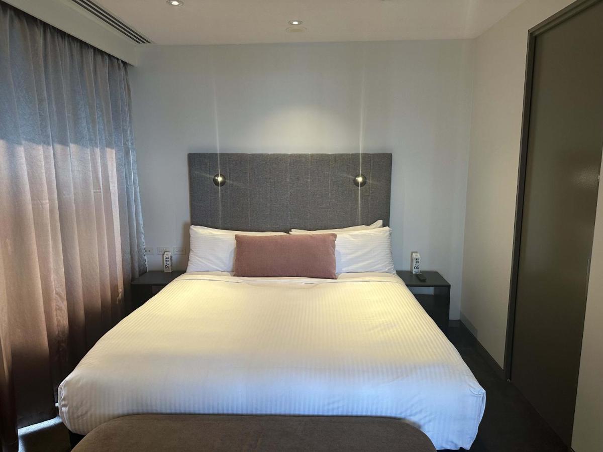 The Kinson Hotel Melbourne Buitenkant foto A bedroom at the hotel