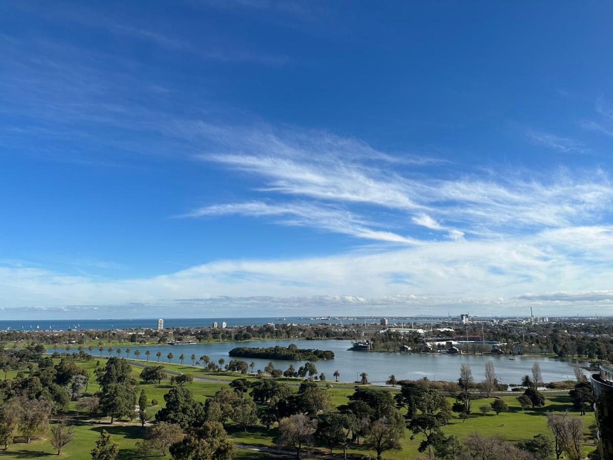 The Kinson Hotel Melbourne Buitenkant foto View of the Adelaide River from the Adelaide Oval