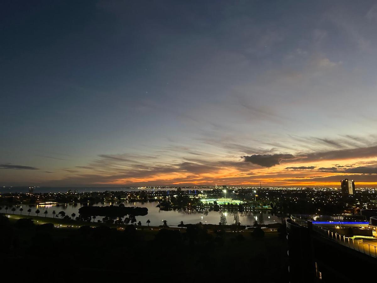 The Kinson Hotel Melbourne Buitenkant foto Sunset over the city