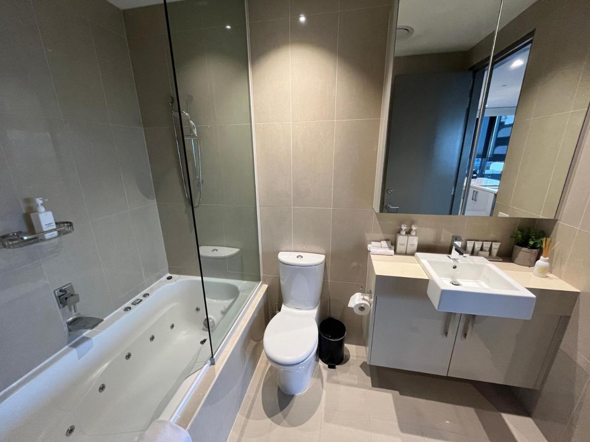 The Kinson Hotel Melbourne Buitenkant foto Bathroom