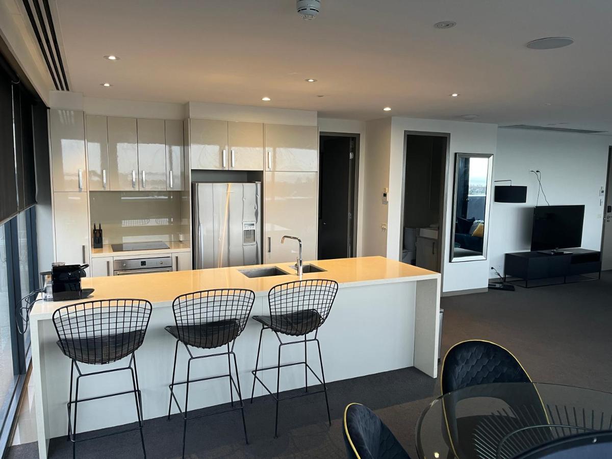 The Kinson Hotel Melbourne Buitenkant foto A kitchen in a typical apartment