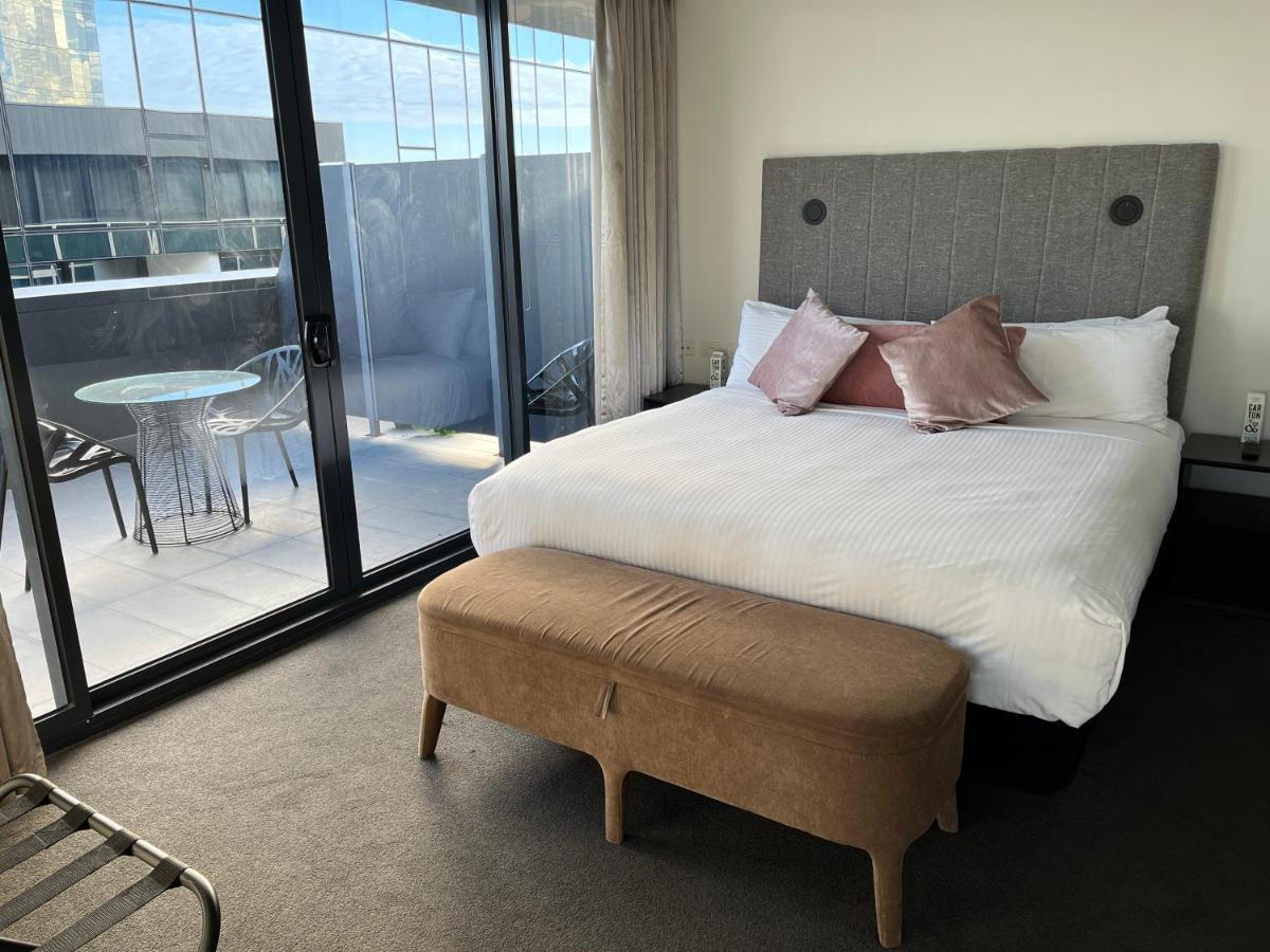 The Kinson Hotel Melbourne Buitenkant foto A bedroom at the hotel